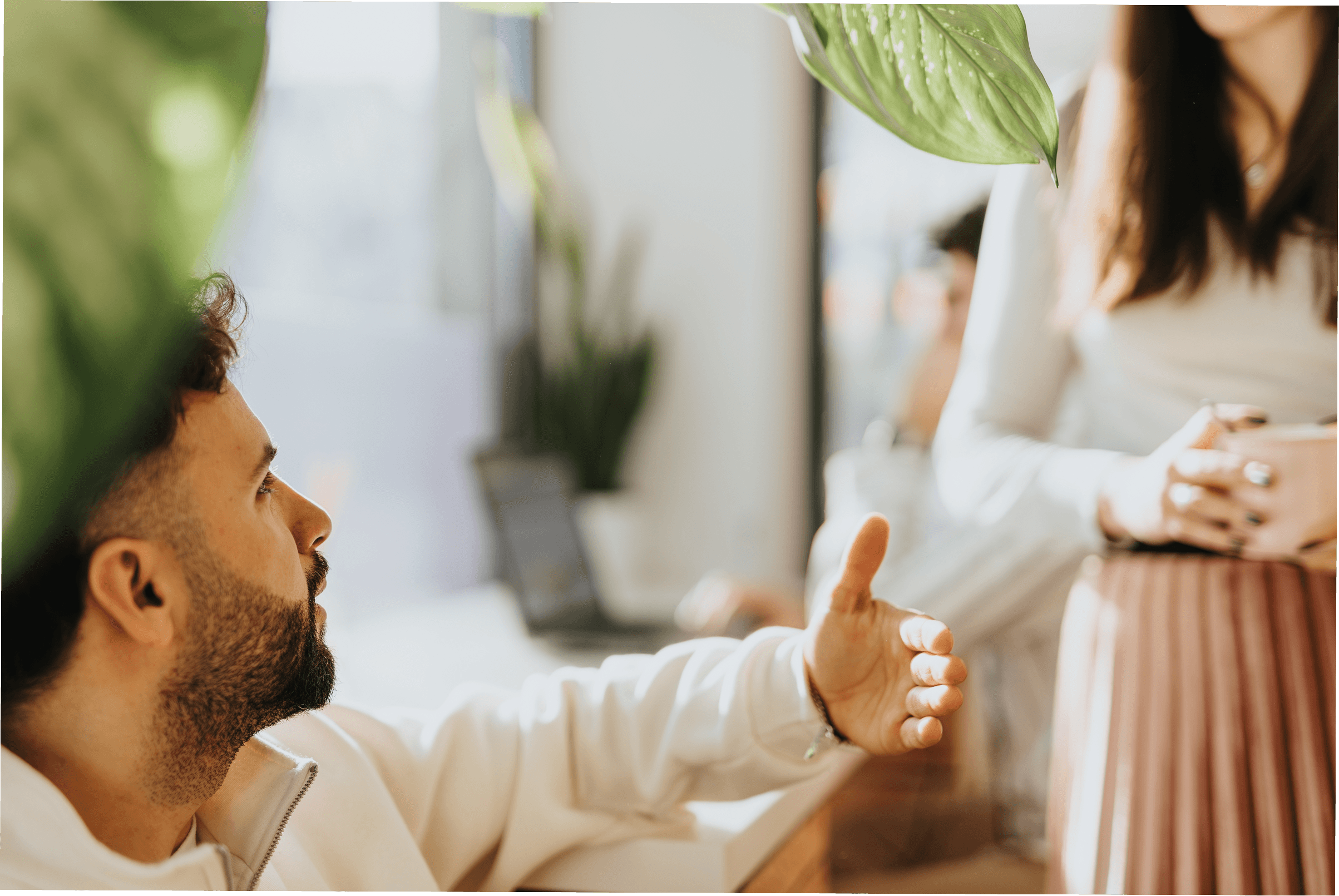 Two people talking through ideas during a relaxed consultancy meeting
